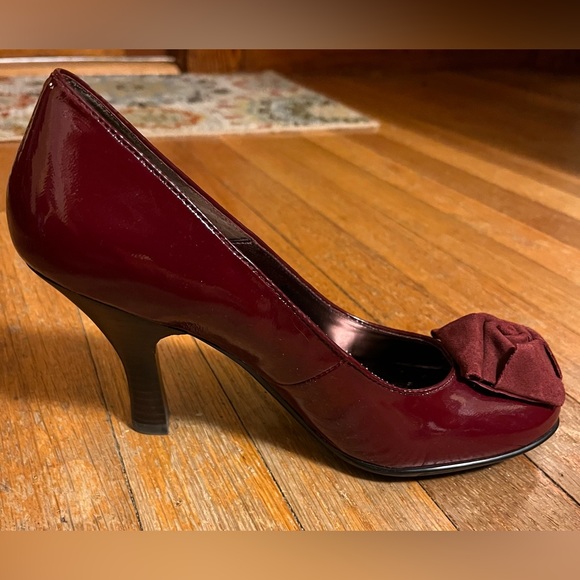 Women’s Sofft heels. Dark red patent leather. Size 8 - Picture 2 of 8